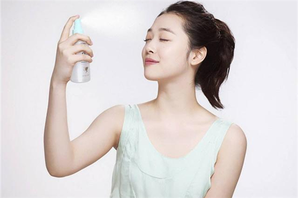 夏天用乳液好還是面霜好 夏天用什么牌子的護膚品比較好 夏天用乳液好還是面霜好 夏天用什么牌子的護膚品比較好