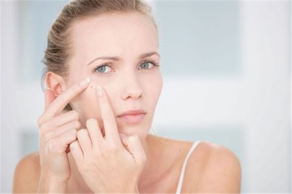 夏天臉上長痘痘怎么回事 為什么夏天臉上愛長痘 夏天臉上長痘痘怎么回事 為什么夏天臉上愛長痘