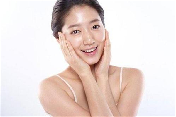 夏天臉上出油嚴(yán)重什么原因 夏天臉上出油用什么洗面奶 夏天臉上出油嚴(yán)重什么原因 夏天臉上出油用什么洗面奶