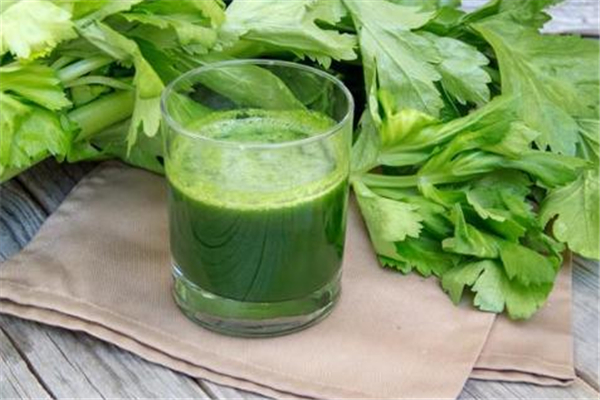芹菜榨汁用生的好還是熟的好 芹菜榨汁用什么芹菜 芹菜榨汁用生的好還是熟的好 芹菜榨汁用什么芹菜