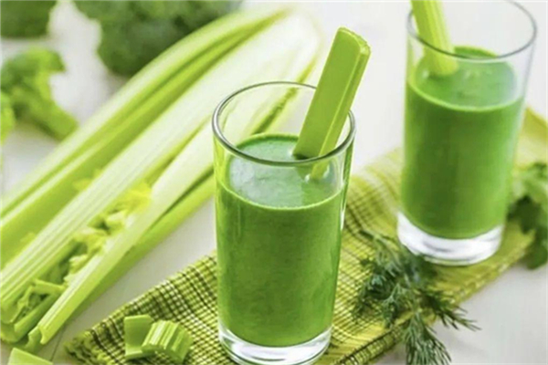 芹菜榨汁用生的好還是熟的好 芹菜榨汁用什么芹菜 芹菜榨汁用生的好還是熟的好 芹菜榨汁用什么芹菜