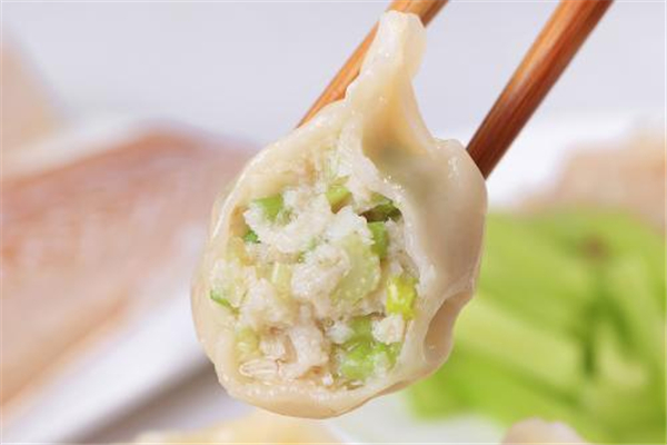 芹菜包餃子用不用焯水 芹菜包餃子怎么做比較好吃 芹菜包餃子用不用焯水 芹菜包餃子怎么做比較好吃