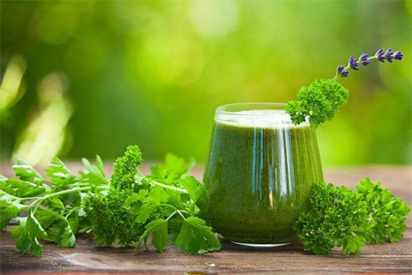 芹菜榨汁用生的好還是熟的好 芹菜榨汁用什么芹菜 芹菜榨汁用生的好還是熟的好 芹菜榨汁用什么芹菜