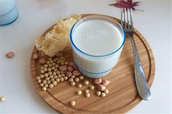 花生可以打成豆?jié){喝嗎 花生打漿喝有什么好處 花生可以打成豆?jié){喝嗎 花生打漿喝有什么好處