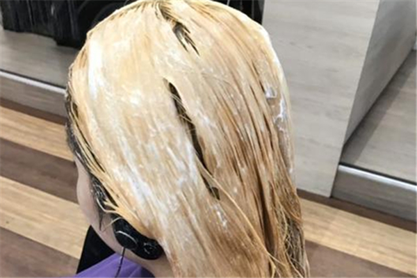 漂頭發(fā)頭皮疼正常嗎 漂頭發(fā)傷害大嗎 漂頭發(fā)頭皮疼正常嗎 漂頭發(fā)傷害大嗎