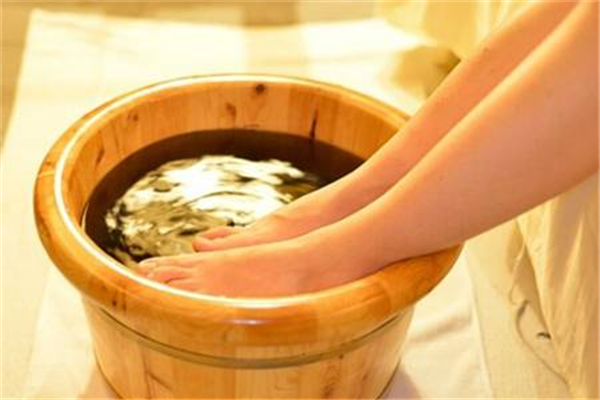 艾葉泡腳去體內(nèi)濕氣嗎 艾葉泡腳的正確泡法 艾葉泡腳去體內(nèi)濕氣嗎 艾葉泡腳的正確泡法
