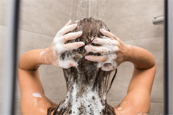 夏天多久洗一次頭最好 夏天洗頭發(fā)要不要吹干 夏天多久洗一次頭最好 夏天洗頭發(fā)要不要吹干