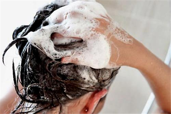 夏天多久洗一次頭最好 夏天洗頭發(fā)要不要吹干 夏天多久洗一次頭最好 夏天洗頭發(fā)要不要吹干