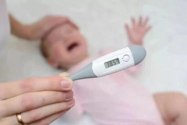 寶寶發(fā)燒反反復(fù)復(fù)怎么回事 寶寶發(fā)燒反反復(fù)復(fù)的怎么辦 寶寶發(fā)燒反反復(fù)復(fù)怎么回事 寶寶發(fā)燒反反復(fù)復(fù)的怎么辦