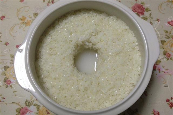 糯米做酒釀要浸泡多長時(shí)間 糯米做酒釀太甜了怎么辦 糯米做酒釀要浸泡多長時(shí)間 糯米做酒釀太甜了怎么辦