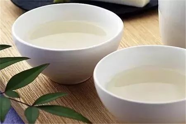 米酒與黃酒有什么不同處 米酒和黃酒哪個(gè)好喝 米酒與黃酒有什么不同處 米酒和黃酒哪個(gè)好喝