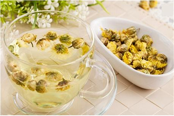 菊花茶泡了為什么會(huì)變綠 菊花茶怎么泡才正確 菊花茶泡了為什么會(huì)變綠 菊花茶怎么泡才正確