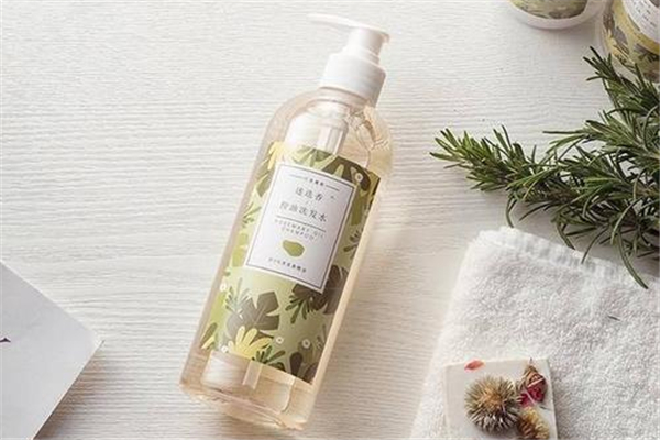 洗發(fā)水買滋潤還是控油 洗發(fā)水怎么買適合自己的 洗發(fā)水買滋潤還是控油 洗發(fā)水怎么買適合自己的
