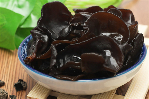 木耳泡好了有點異味還能吃嗎 木耳有刺鼻的氣味是怎么回事