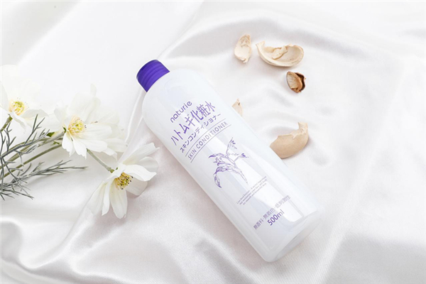 化妝水和爽膚水的區(qū)別 化妝水的正確使用方法 化妝水和爽膚水的區(qū)別 化妝水的正確使用方法