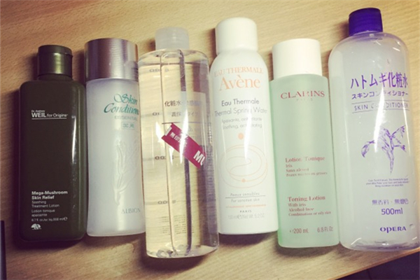 化妝水和爽膚水的區(qū)別 化妝水的正確使用方法 化妝水和爽膚水的區(qū)別 化妝水的正確使用方法