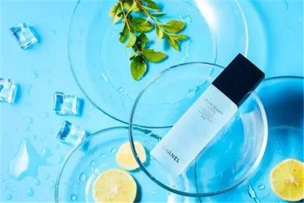 化妝水用化妝棉擦還是用手拍好 化妝水用完后要洗臉嗎 化妝水用化妝棉擦還是用手拍好 化妝水用完后要洗臉嗎