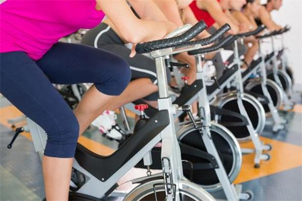 動(dòng)感單車(chē)減肥效果好還是跑步機(jī)效果好 動(dòng)感單車(chē)減肥一個(gè)月能瘦多少