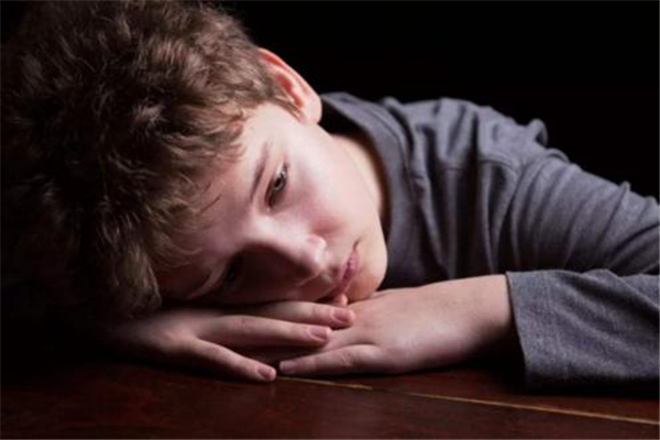 自卑會(huì)遺傳嗎 自卑是什么原因?qū)е碌? alt=