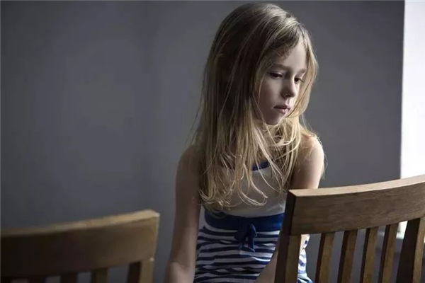 自卑會(huì)遺傳嗎 自卑是什么原因?qū)е碌? alt=