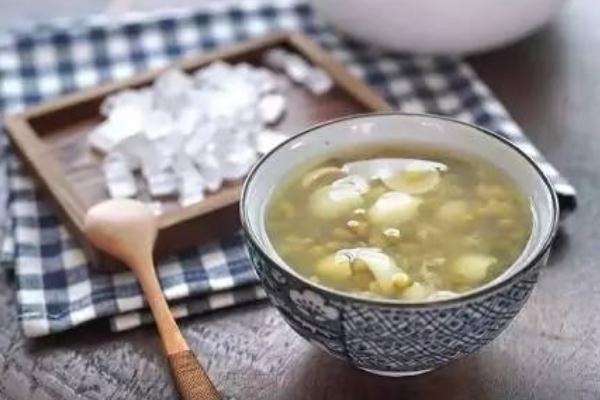 喝綠豆湯可以喝酒嗎 喝綠豆湯可以吃蝦嗎 喝綠豆湯可以喝酒嗎 喝綠豆湯可以吃蝦嗎