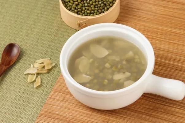 喝綠豆湯可以喝酒嗎 喝綠豆湯可以吃蝦嗎 喝綠豆湯可以喝酒嗎 喝綠豆湯可以吃蝦嗎