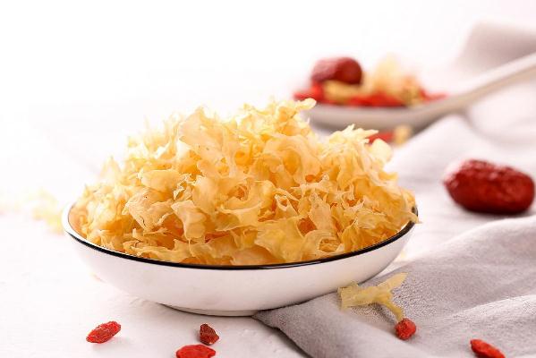 銀耳對女人有什么功效 女人吃銀耳有什么好處 銀耳對女人有什么功效 女人吃銀耳有什么好處