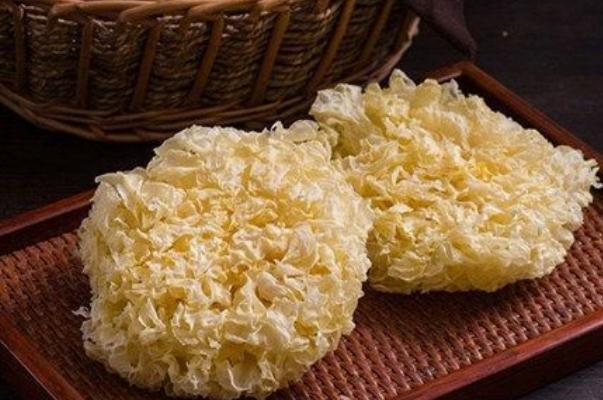 銀耳對女人有什么功效 女人吃銀耳有什么好處 銀耳對女人有什么功效 女人吃銀耳有什么好處