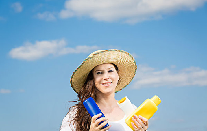 臉上用防曬霜好還是防曬噴霧好 臉上用防曬霜過敏了怎么辦 臉上用防曬霜好還是防曬噴霧好 臉上用防曬霜過敏了怎么辦