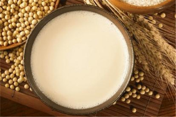 豆?jié){可以和雞蛋一起吃嗎 豆?jié){和什么食物搭配最好 豆?jié){可以和雞蛋一起吃嗎 豆?jié){和什么食物搭配最好