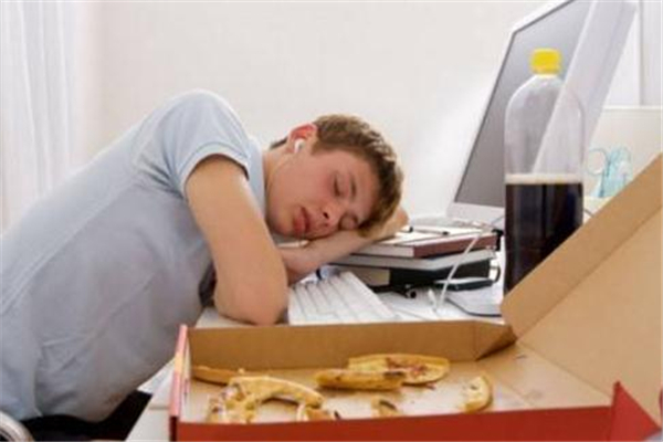 夏天犯困想睡覺是什么原因 夏天犯困怎么解決 夏天犯困想睡覺是什么原因 夏天犯困怎么解決