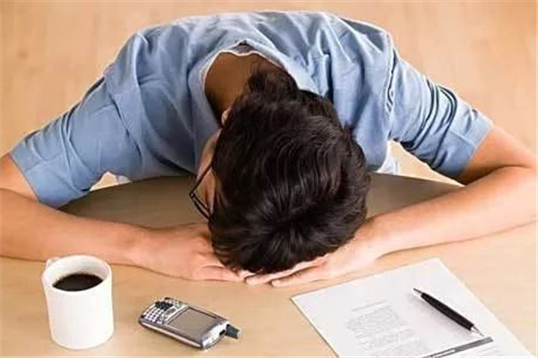 夏天犯困想睡覺是什么原因 夏天犯困怎么解決 夏天犯困想睡覺是什么原因 夏天犯困怎么解決