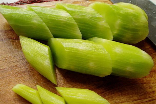 萵筍隔夜變紅了還能吃嗎 萵筍可以放冰箱嗎 萵筍隔夜變紅了還能吃嗎 萵筍可以放冰箱嗎