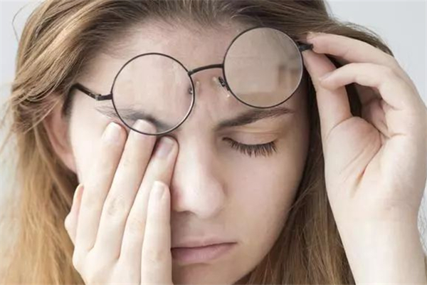 眼睛里有血絲會(huì)傳染嗎 眼睛里有血絲會(huì)失明嗎 眼睛里有血絲會(huì)傳染嗎 眼睛里有血絲會(huì)失明嗎