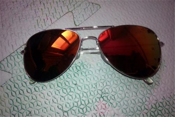 太陽(yáng)鏡買什么顏色的好 太陽(yáng)鏡顏色深好還是淺好 太陽(yáng)鏡買什么顏色的好 太陽(yáng)鏡顏色深好還是淺好