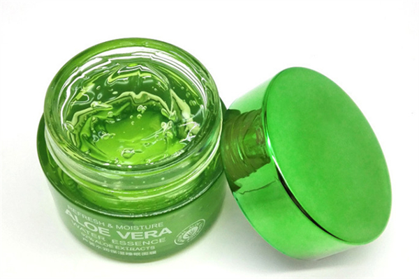 蘆薈膠涂臉上有點(diǎn)刺疼是為什么 蘆薈膠涂臉上要洗嗎 蘆薈膠涂臉上有點(diǎn)刺疼是為什么 蘆薈膠涂臉上要洗嗎