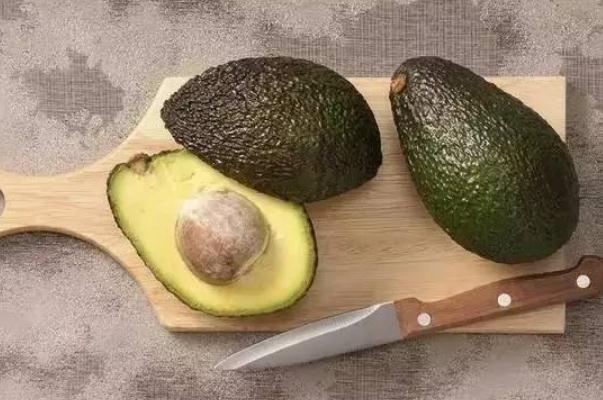 牛油果要軟了才能吃嗎 牛油果要削皮才能吃嗎 牛油果要軟了才能吃嗎 牛油果要削皮才能吃嗎