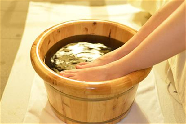 泡腳能祛除體內(nèi)的濕氣嗎 泡腳去濕氣用什么藥材 泡腳能祛除體內(nèi)的濕氣嗎 泡腳去濕氣用什么藥材