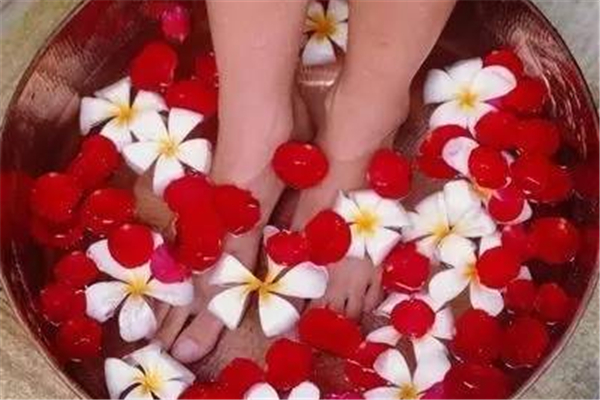 泡腳時(shí)要喝水嗎 泡腳注意事項(xiàng)有哪些 泡腳時(shí)要喝水嗎 泡腳注意事項(xiàng)有哪些