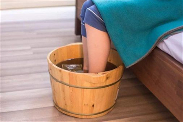 泡腳時(shí)要喝水嗎 泡腳注意事項(xiàng)有哪些 泡腳時(shí)要喝水嗎 泡腳注意事項(xiàng)有哪些