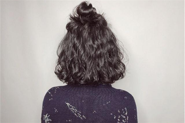 燙發(fā)會導(dǎo)致脫發(fā)嗎 燙發(fā)后脫發(fā)嚴(yán)重怎么辦 燙發(fā)會導(dǎo)致脫發(fā)嗎 燙發(fā)后脫發(fā)嚴(yán)重怎么辦