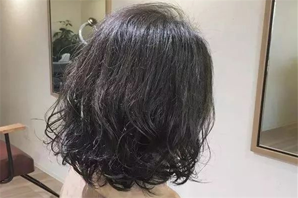 燙發(fā)不卷怎么回事 燙發(fā)不卷怎么補(bǔ)救 燙發(fā)不卷怎么回事 燙發(fā)不卷怎么補(bǔ)救