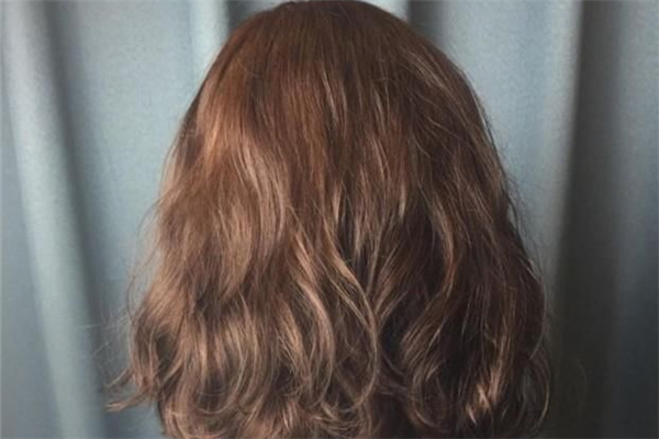 燙發(fā)后多久可以洗頭 燙發(fā)后洗頭是自然干還是吹干 燙發(fā)后多久可以洗頭 燙發(fā)后洗頭是自然干還是吹干