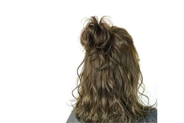 燙發(fā)后頭發(fā)干枯毛躁怎么護理 燙發(fā)后頭發(fā)變黃怎么辦 燙發(fā)后頭發(fā)干枯毛躁怎么護理 燙發(fā)后頭發(fā)變黃怎么辦