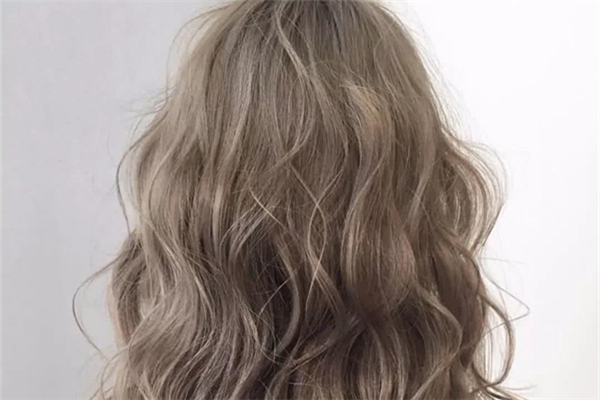 燙發(fā)會導(dǎo)致脫發(fā)嗎 燙發(fā)后脫發(fā)嚴(yán)重怎么辦 燙發(fā)會導(dǎo)致脫發(fā)嗎 燙發(fā)后脫發(fā)嚴(yán)重怎么辦