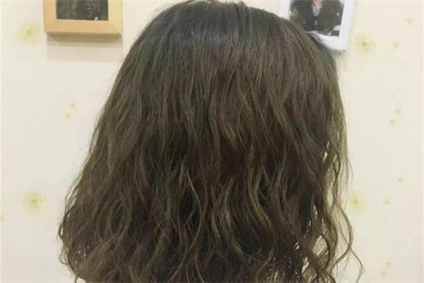 燙發(fā)不卷怎么回事 燙發(fā)不卷怎么補(bǔ)救 燙發(fā)不卷怎么回事 燙發(fā)不卷怎么補(bǔ)救