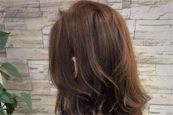 燙發(fā)和染發(fā)可以同時進(jìn)行嗎 燙發(fā)和染發(fā)的先后順序 燙發(fā)和染發(fā)可以同時進(jìn)行嗎 燙發(fā)和染發(fā)的先后順序