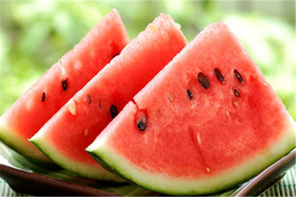 冰西瓜有細(xì)菌嗎 西瓜冰鎮(zhèn)幾個(gè)小時(shí)為宜 冰西瓜有細(xì)菌嗎 西瓜冰鎮(zhèn)幾個(gè)小時(shí)為宜
