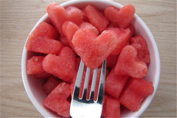 冰西瓜隔夜可以吃嗎 冰西瓜放冰箱可以放多久 冰西瓜隔夜可以吃嗎 冰西瓜放冰箱可以放多久
