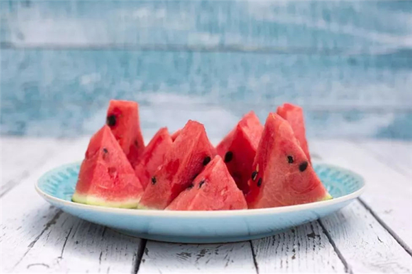 冰西瓜要不要用保鮮膜 冰西瓜放多久不能吃 冰西瓜要不要用保鮮膜 冰西瓜放多久不能吃